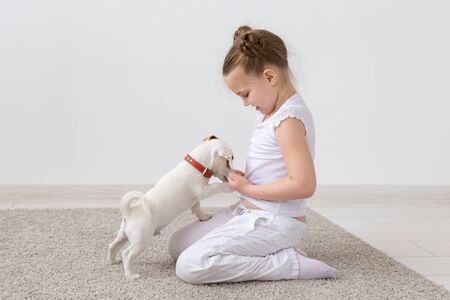 सड़क पर पाए गए डिजेबल्ड डॉगी के साथ नई ज़िंदगी की शुरुआत